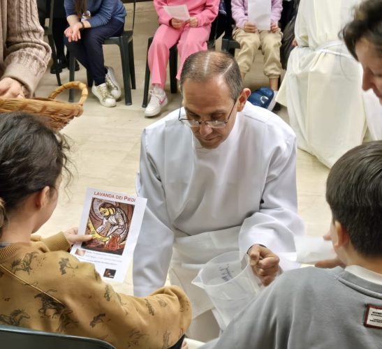 La lavanda dei piedi con i bambini del catechismo: un atto di umiltà e amore
